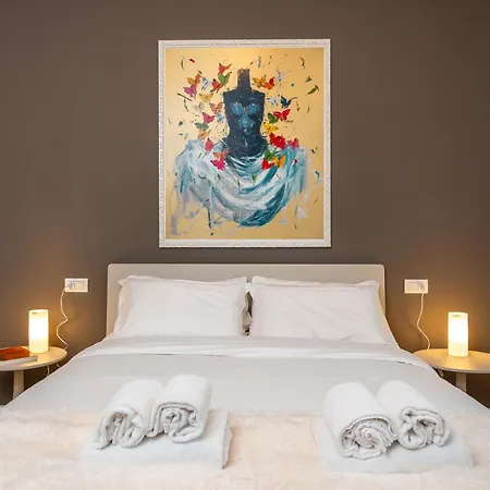 Luxurious & Spacious Flats In Duomo Apartament Mediolan